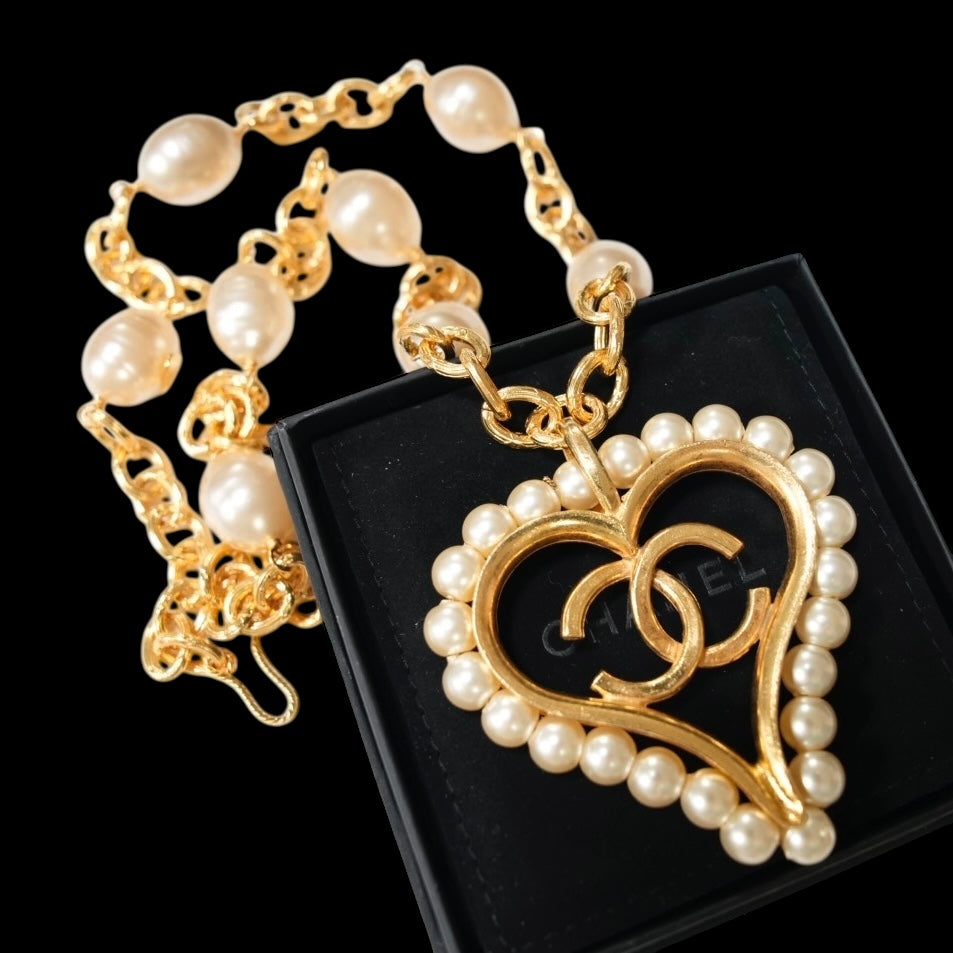 Chanel Collection 28 Heart Pearl Vintage Long Necklace