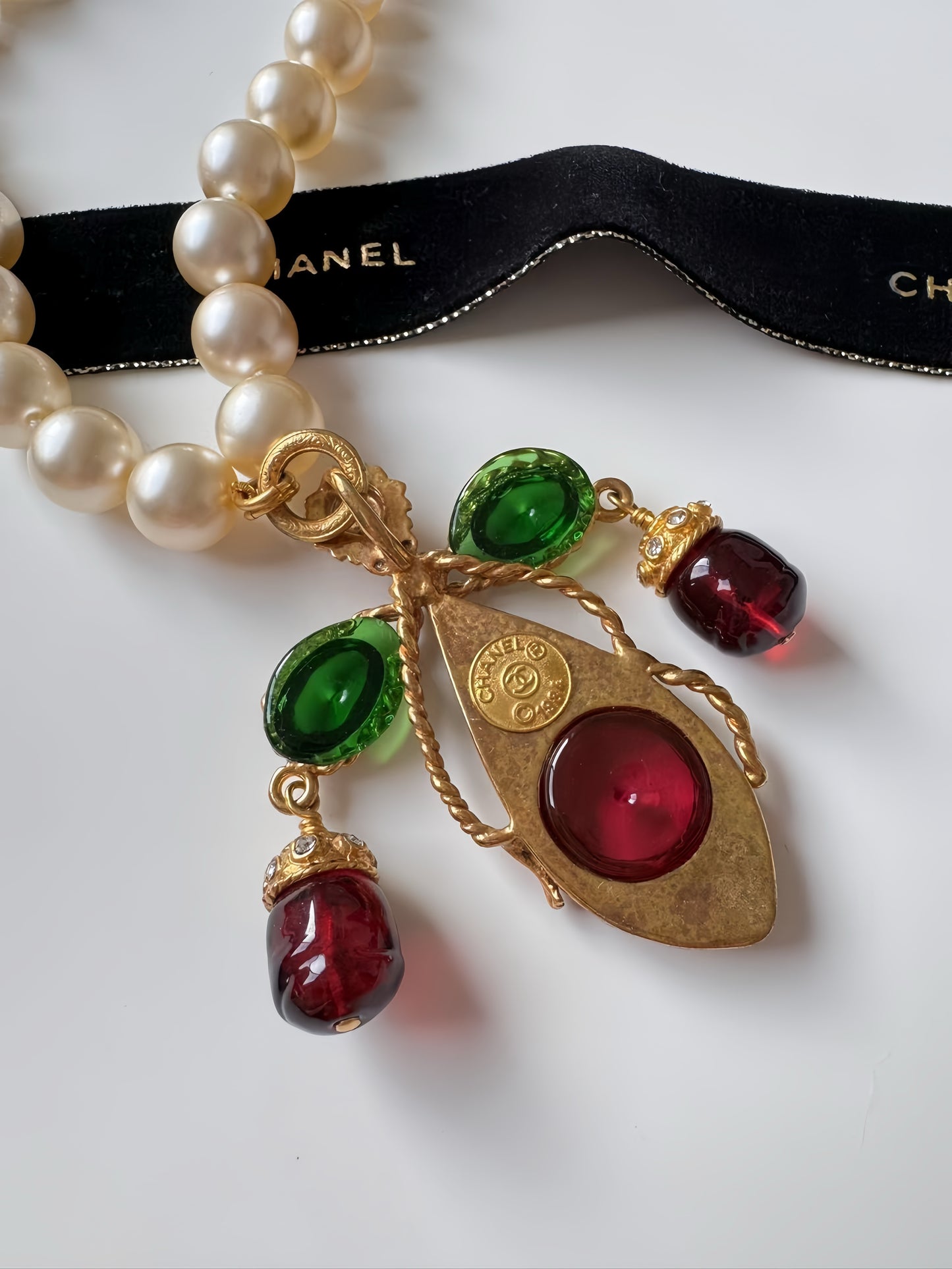 Chanel 70s Vintage Rare Baroque Teardrop with Green Red Gripoix Dangling Charm Pearl Necklace